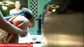زوج خائن يعاقب بإصبع زوجته الغاضبة في فرجه
