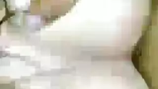 فتاة كبيرة المؤخرة تحصل على نظرة مقرّبة لفرجها المبلل