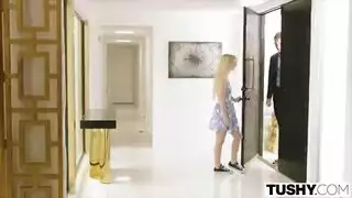 فعل حلمات قاسي بين ثدييها الناعمين