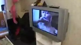 نايمه جنبه وهو يشاهد سكس