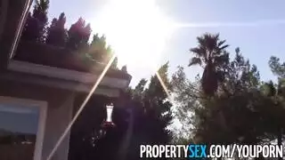 التقيؤ على القضيب: خيال الفتاة النحيفة بالقبلة العميقة للحلق