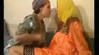 نبات لتنيت تدعك بعض ويجبو شهوتهم