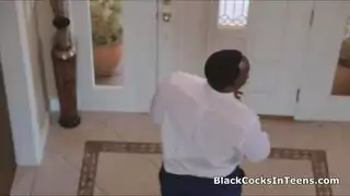 ترترض السيارة وتمص زبه