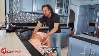 امه العالقة في المطبخ