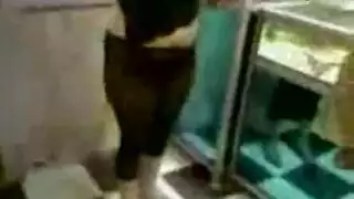 فتاة عربية ممتلئة الجسم تتعرى لجلسة استمناء فاضحة