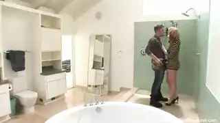 نيك قاس في البانيو – إيلاج مهبلي مزدوج وتبادل السائل المنوي
