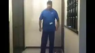 عاهرة آسيوية تمتلئ بالسائل المنوي من قبل شاب بيتزا مثير