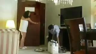 بنت سعوديه بتغري العامل في الفندق