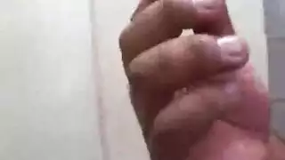 شباب وسيمون متعبون يقدمون جنسًا عنيفًا