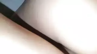 يدخل في طيزها وهي تصرخ