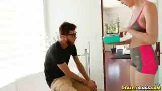 يدخل هلى تمه حمام