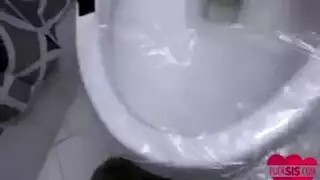 الأخت تتحرش بأختها الناءمة و بكسها الوردي