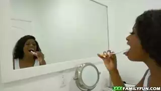 كس أسمر يُدمر بواسطة فحل ضخم في مشهد نيك صريح