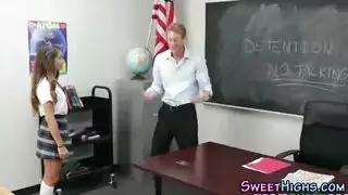 إباحية تأديب الشرطي: تعليم مراهقة لصّة درسًا بقضيبه