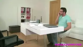 المومس المكتبية تركب القضيب الكبير لموظفها في العمل