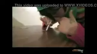 الهيمنة على مؤخرتها بحفنة من الشعر
