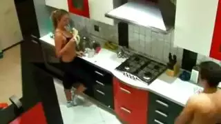 ينيك بنت زوجته لان رجعت متأخر