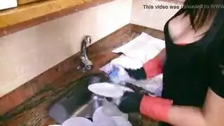 صاحب جزها يتهجم عليها