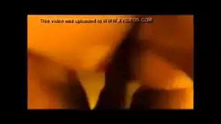 فتاة الشاطئ الشبقية تطحن على عمود صلب مع أنين