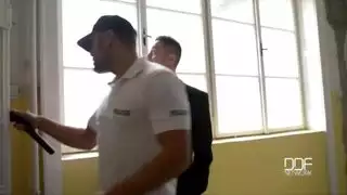 مضيفة جوية تتعرض لنيك شرجي ومهبلي مع زبين