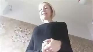فتاة شابة وزوجة أبيها في جنس سحاقي صريح