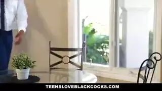 سكرتيرة تستسلم لقضيب رئيسها الأسود الكبير