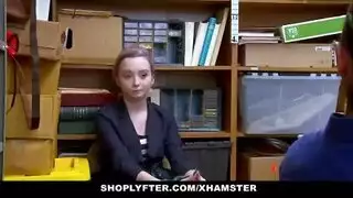 عجوز ينيك مراهقة بعد رجوعها من الدرس