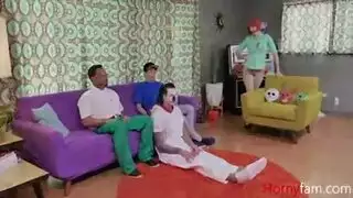 فتاة صغيرة وعمها
