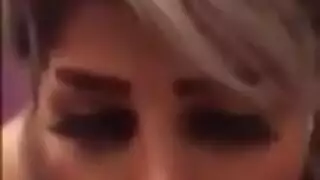 عناق عنيف: يمسكها بقوة وينيكها بشدة