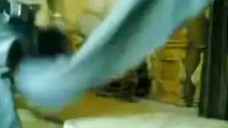 فرجها الضيق يحفر في خشب النجار الصلب