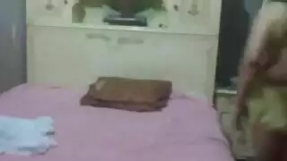 شؤون عائلية: ابنة العم العارية تتعرض لجنس شرجي قوي ولعب بالثدي