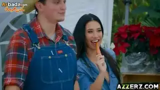 الزبون يثقب فتحة البائعة الضيقة