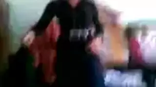 إيلاج مزدوج صريح مع فتاة فاتحة البشرة في فعل صريح