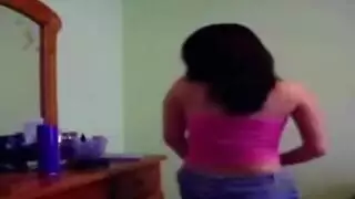 مراهقة جزائرية كبيرة المؤخرة ترقص عارية وتئن في فيلم إباحي منفرد