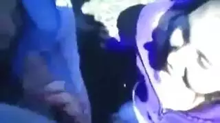 تغتسل مع ابنها لتوفير المياه