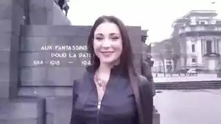 قضيب ناضج يمدد جولي سكاي في جنس قوي على الأريكة