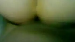 سكس تركب فوق الزب وتتناك بقوه وهي بتهزطيزها
