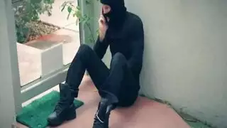 اصلع مع فتاة شقراء علي كنبه بنيه