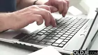 مؤدٍ مسن يمارس الجنس الفموي على مراهقة بالغة قبل اختراق فموي عدواني