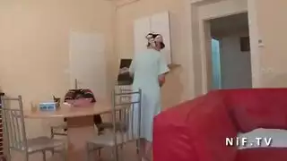 قطة فرنسية في الشبق تتوق لجماع شرجي قوي مع قضيب شاب