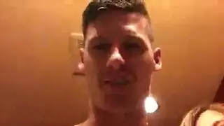 سكس على الشاطئ: الزوج ينيك طيز زوجته الشقراء الضيقة علناً
