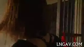 تتفاخر بثديها الساخن، مما يجعل قضيبه مستعدًا لنيكها بقوة