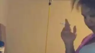 أصلع تدخين راهبة