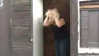 في سن المراهقة ديوث لسان