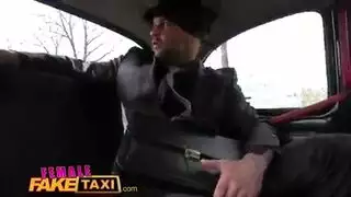 الفتاه الجالسه على حضن ابيها