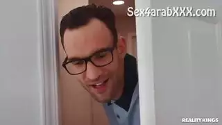 أقوى جلسة مساج بين الأخ الصغير والأخت الشقراء البيضاء الجميلة ويداعب بزاز وتنتهي بنيك في الطيز والفم