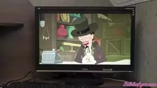 يقبلها على الكمامة ثم يضع قميصًا على رأسها ليمارس الجنس مع عنزة ليعطيها إياها يقبلها على الكمامة ثم يضع قميصًا على رأسها ليمارس الجنس مع عنزة ليعطيها إياها