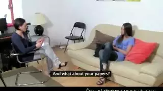 يتعامل وكيل الاباحية مفلس من امرأة سمراء يحتاج إلى حفره بشكل صحيح، في مكتبها. يتعامل وكيل الاباحية مفلس من امرأة سمراء يحتاج إلى حفره بشكل صحيح، في مكتبها.