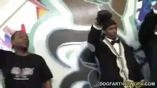 سكس الشقراء في حفلة نيك جماعي مع أزبار سوداء تقذف المني في وشها