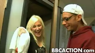 شابة شقراء في سن المراهقة الشرج لأول مرة أريانة ماري يريد بعض ديك كبيرة.